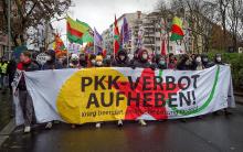 Demo Transparent gegen das Verbot der kurdischen Arbeiterpartei PKK 